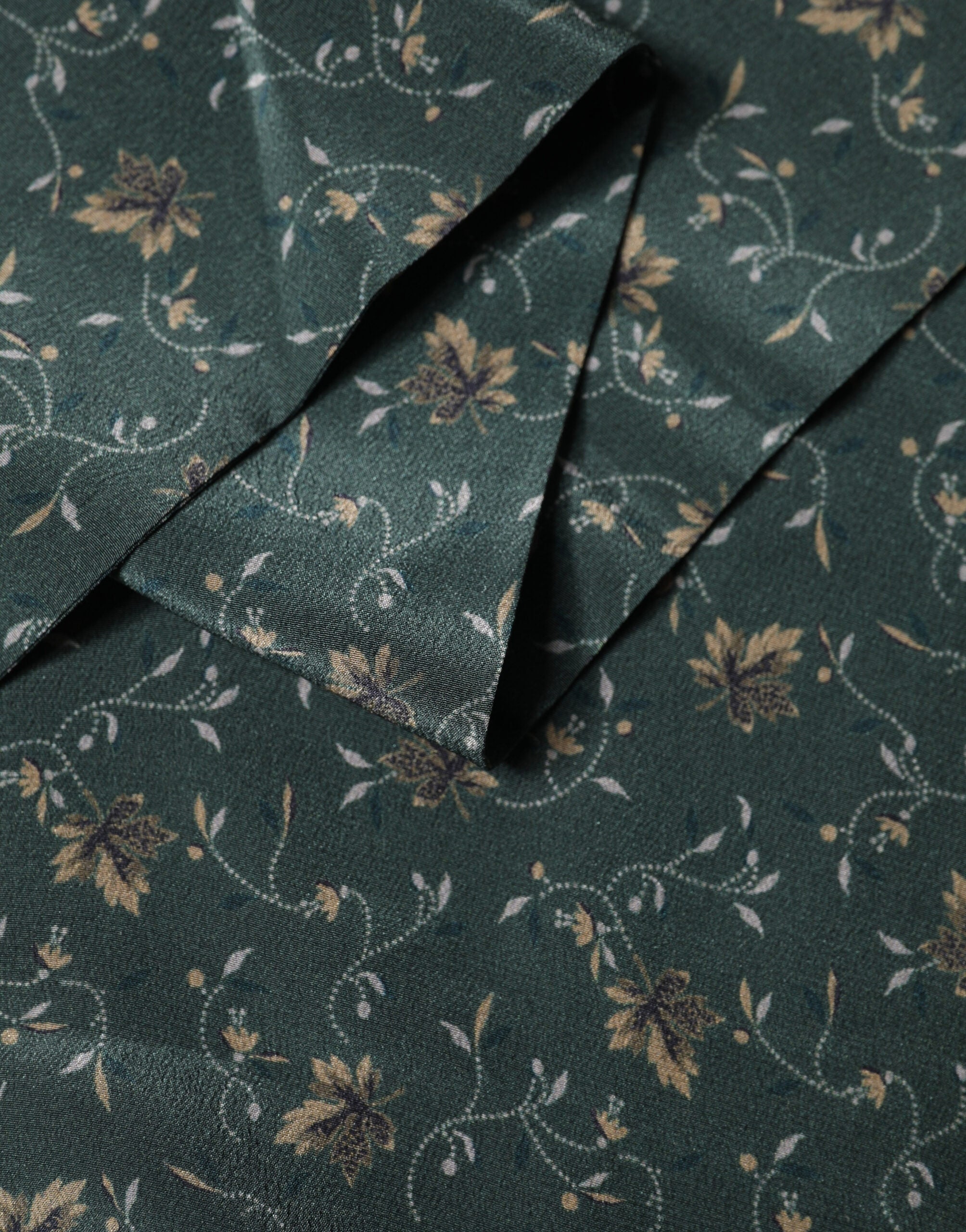 Dolce & Gabbana Green Silk Floral Pattern Fringed 135cm X 16cm Scarf