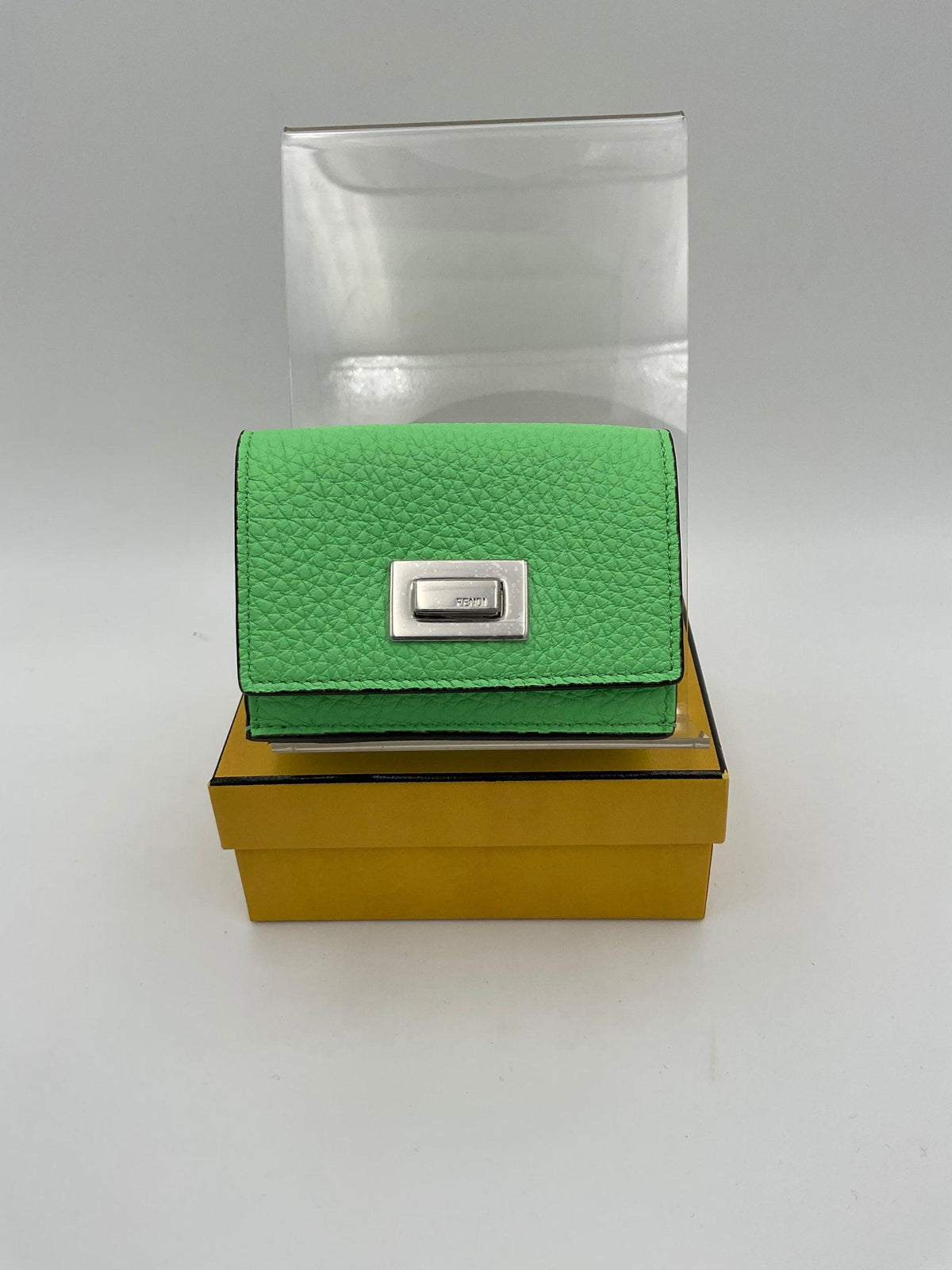 10547000 - PreLoved & Luxe