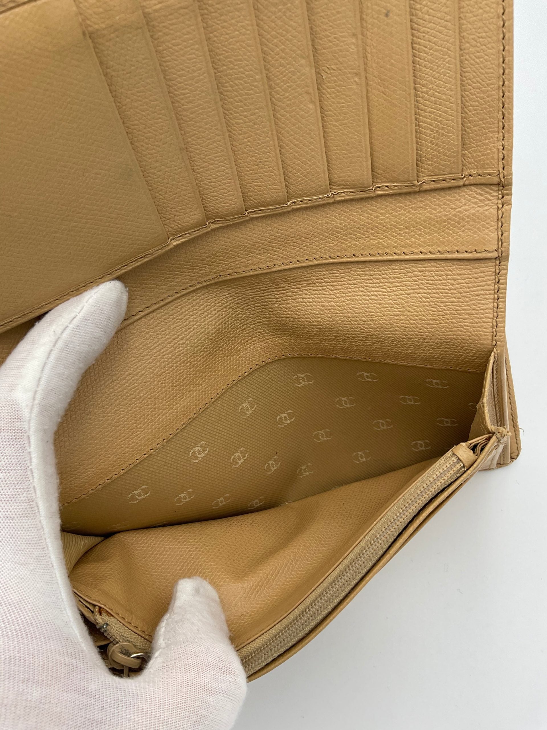 Pre-Owned Chanel CHANEL CC Powder Wallet White Women's AB (Very Good — between Lightly Used and Used)