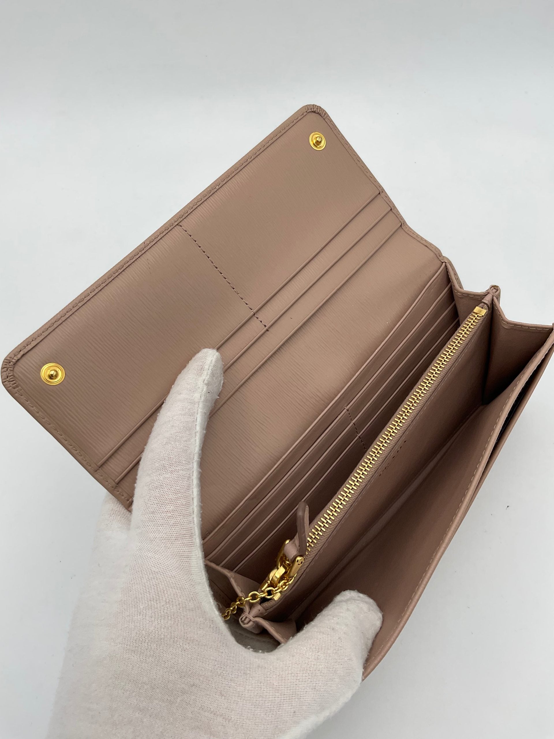 10548637 - PreLoved & Luxe