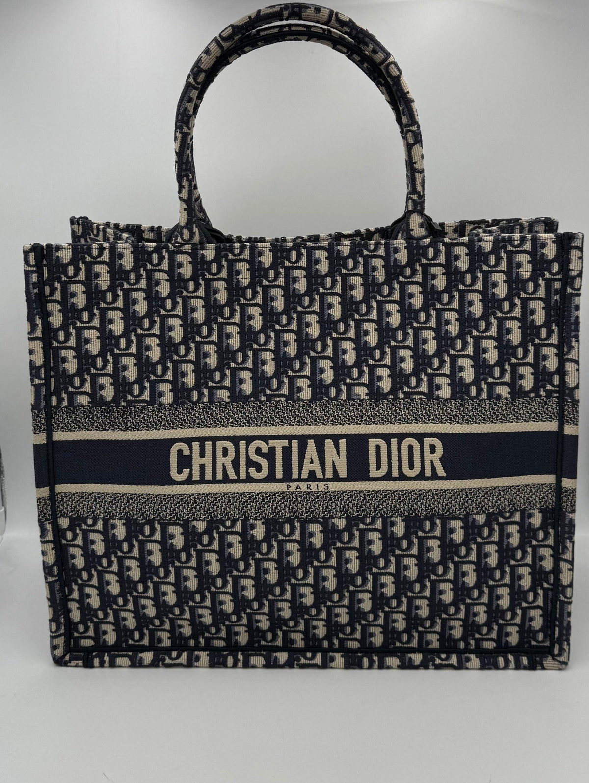10549173 - PreLoved & Luxe