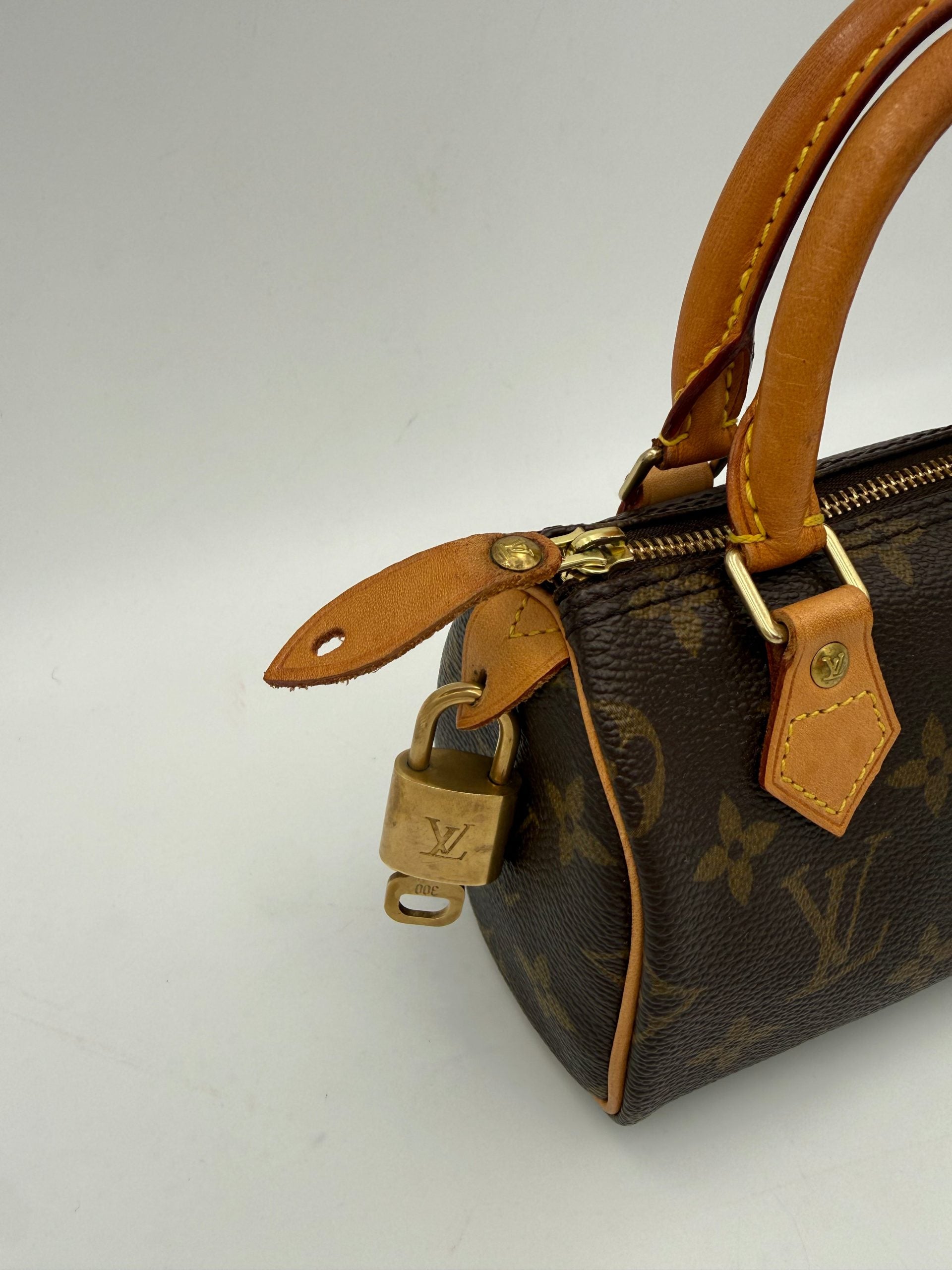 10700995 - PreLoved & Luxe