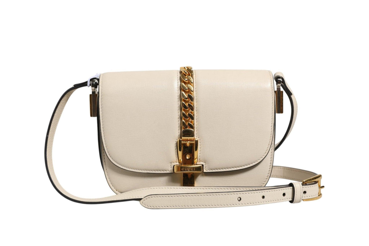 10702415 - PreLoved & Luxe