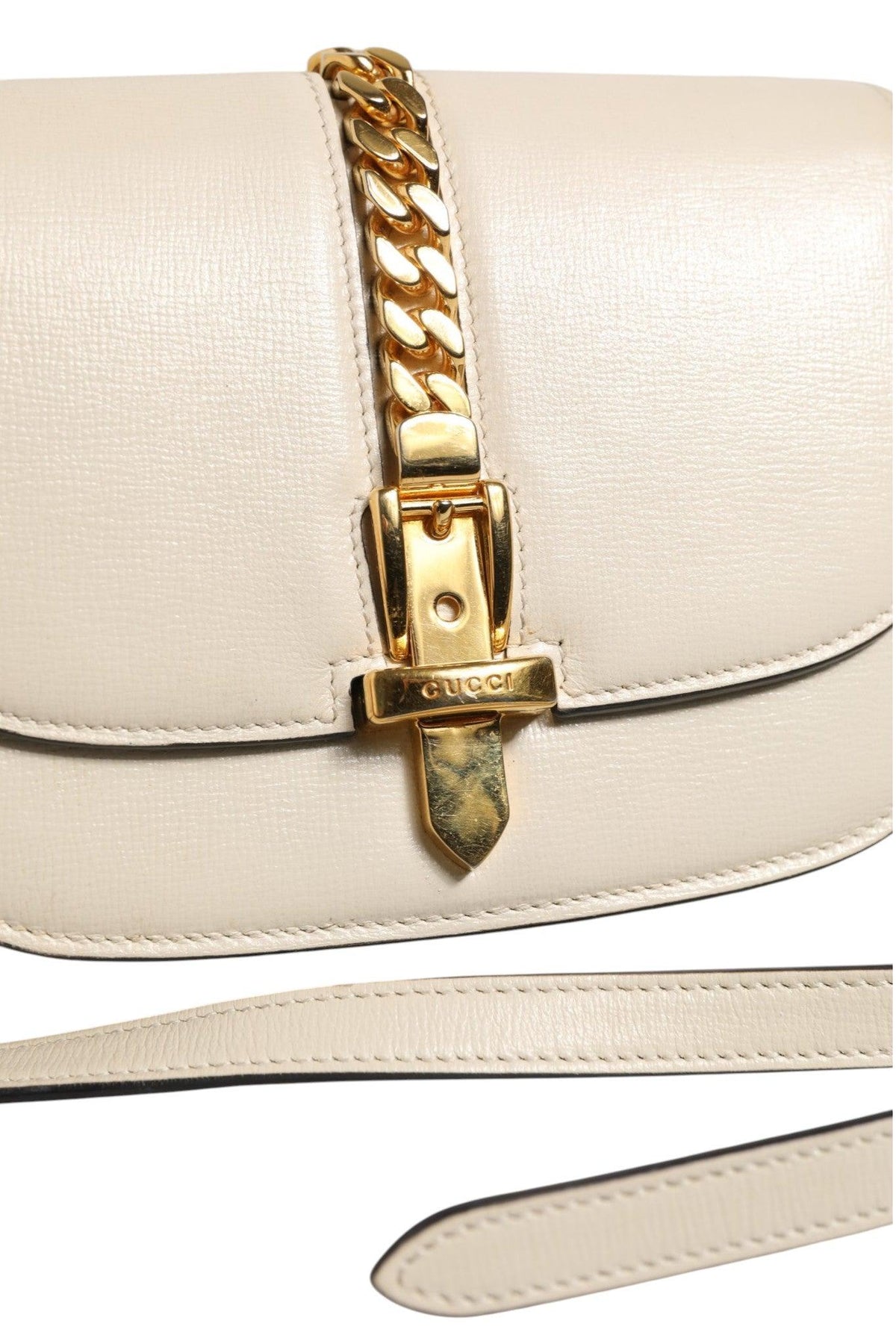 10702416 - PreLoved & Luxe