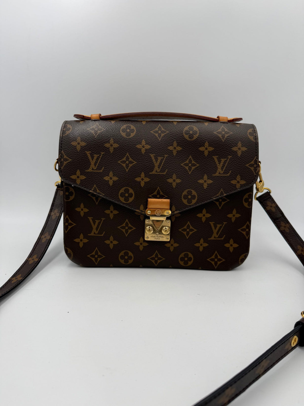 Pre-Owned Louis Vuitton METIS Monogram with Shoulder Strap Unisex - Good