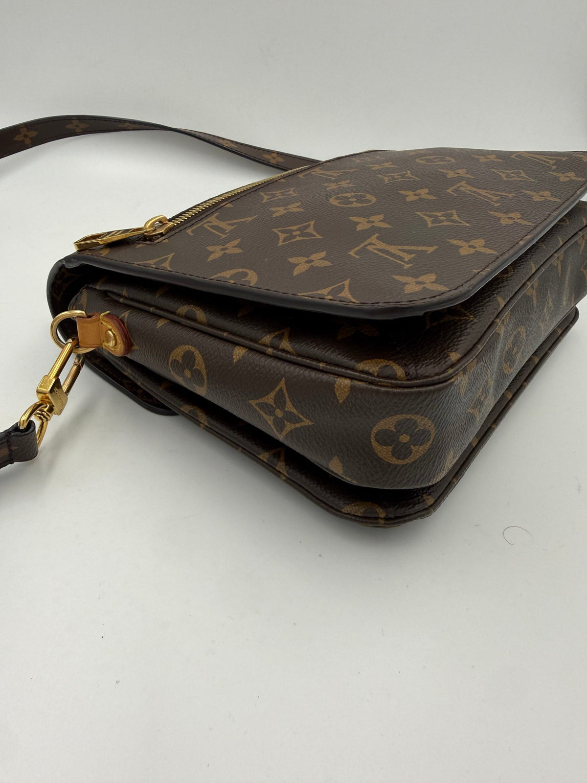 Pre-Owned Louis Vuitton METIS Monogram with Shoulder Strap Unisex - Good