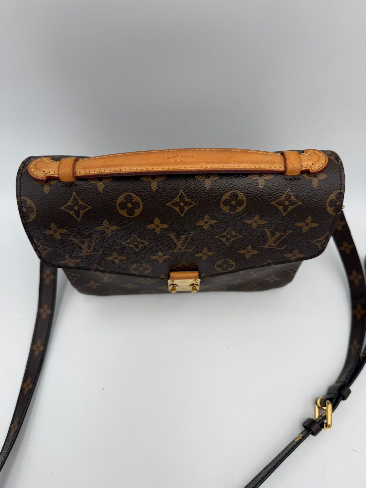 Pre-Owned Louis Vuitton METIS Monogram with Shoulder Strap Unisex - Good