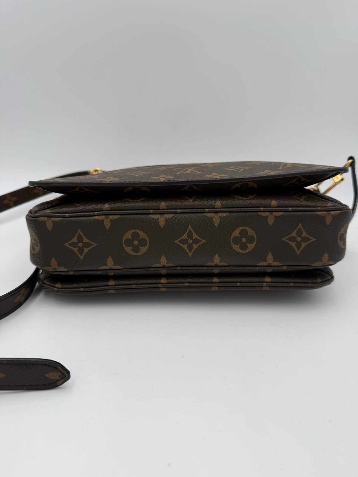 Pre-Owned Louis Vuitton METIS Monogram with Shoulder Strap Unisex - Good