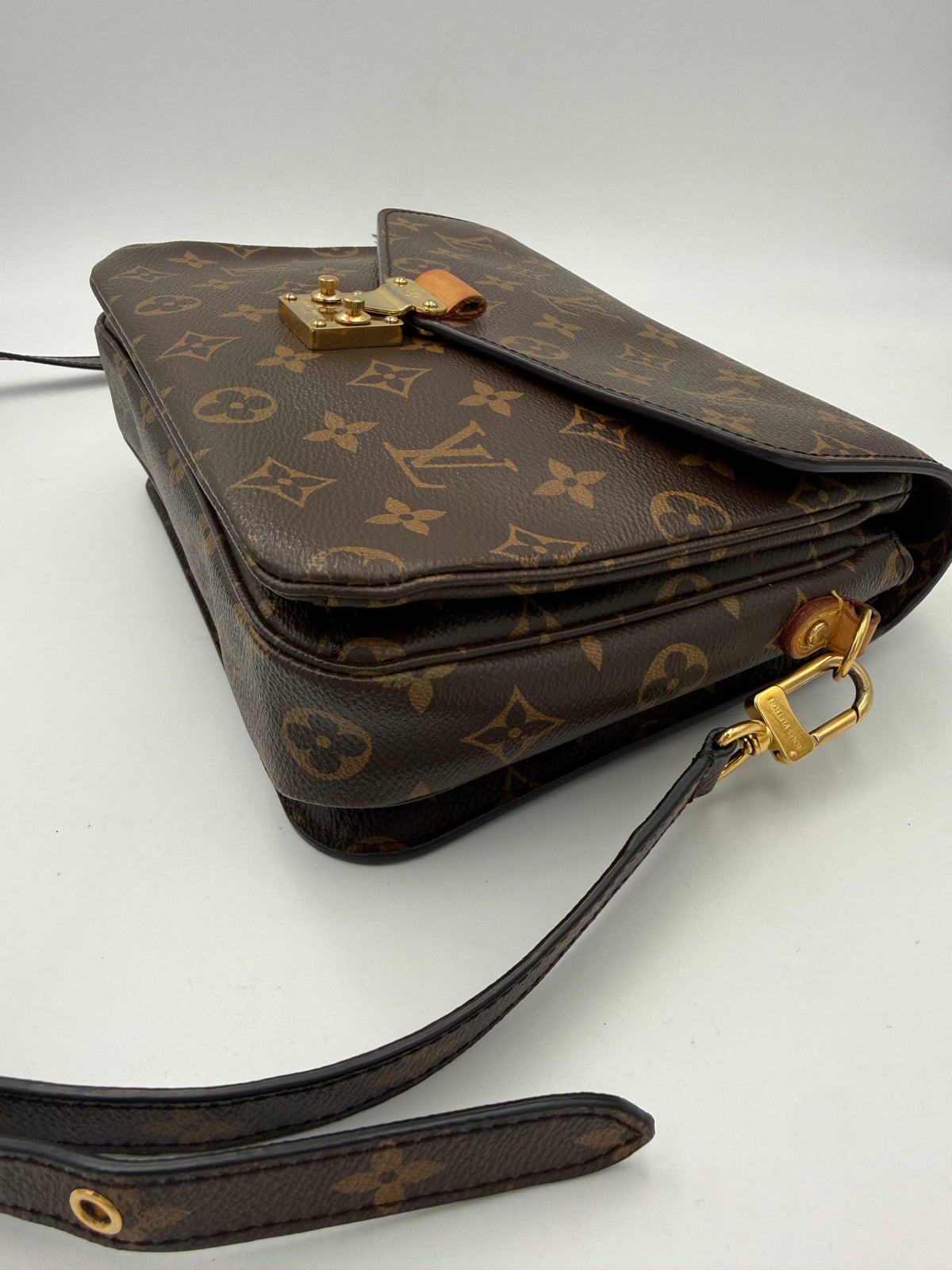 Pre-Owned Louis Vuitton METIS Monogram with Shoulder Strap Unisex - Good